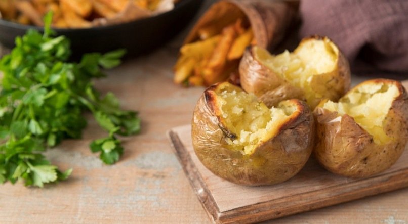 Saiba como fazer uma batata deliciosa ao molho de ora-pro-nóbis.