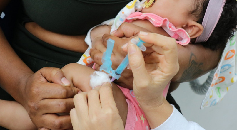 Além das 170 salas de vacinação espalhadas por todo o Recife, e que funcionam de segunda a sexta, há mais cinco centros de vacinação, abertos de domingo a domingo
