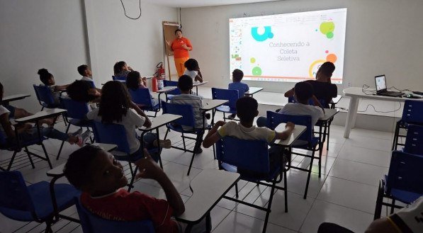 Estudantes recebem aula de educação ambiental em Paulista