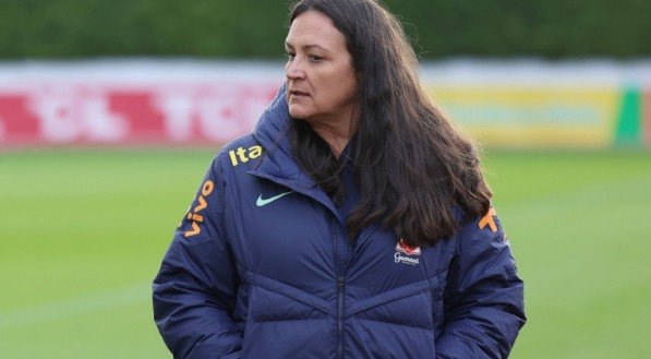 A psicóloga Marisa Santiago no treino da seleção brasileira