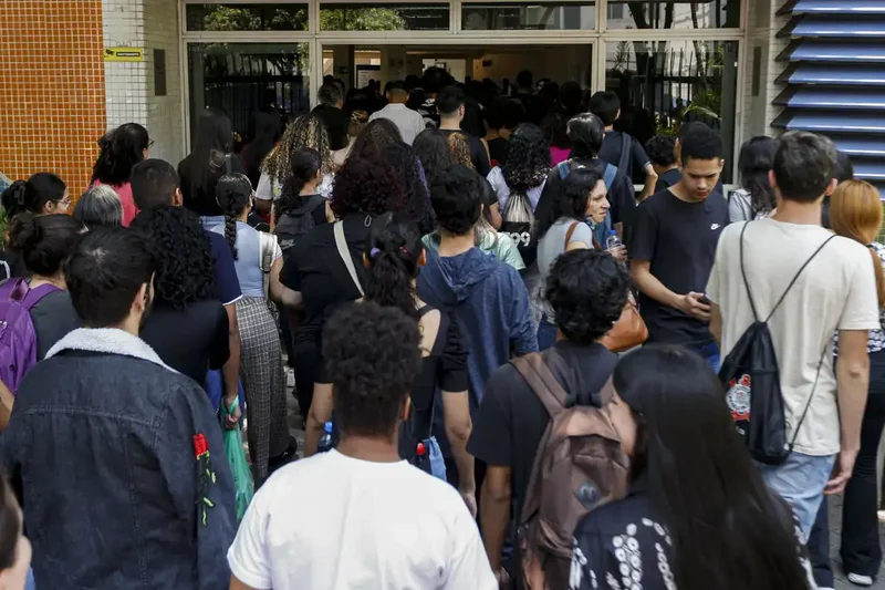 O Pé-de-Meia é um programa de incentivo financeiro-educacional voltado a estudantes matriculados no ensino médio público beneficiários do Cadastro Único