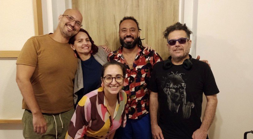 Da direita para a esquerda, Márcio Andrade (diretor/roteirista), Andréa Veruska e Wagner Montenegr (apresentadores), Karinë Ordonio (pesquisadora) e DJ Dolores (entrevistado)