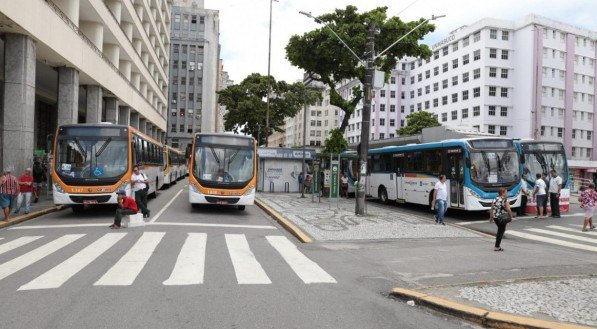 Motoristas de &ocirc;nibus travam &aacute;rea central do Recife em protesto contra empres&aacute;rios.
.