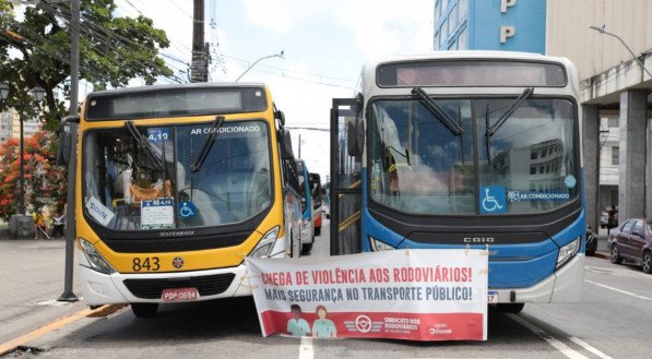 Paralisa&ccedil;&atilde;o de &ocirc;nibus no Centro do Recife