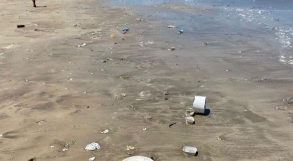 Sujeira acumulada na faixa de areia da Praia de Boa Viagem