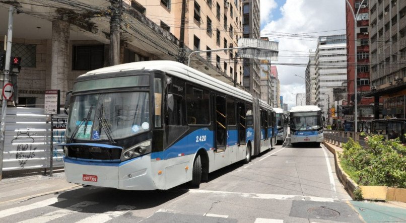 Motoristas de ônibus travam área central do Recife em protesto contra empresários
