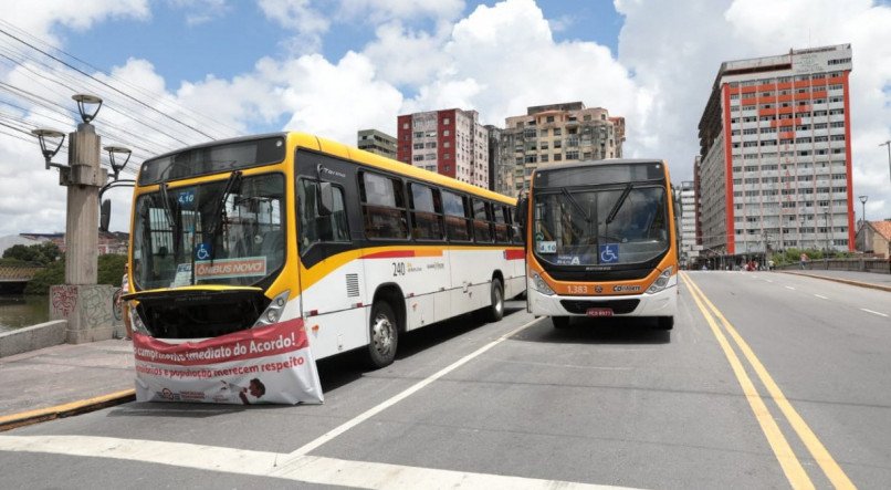 Motoristas de &ocirc;nibus realizam protesto nesta quinta-feira (21/3), no Centro do Recife e na Avenida Agamenon Magalh&atilde;es
