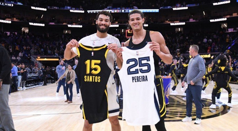 M&atilde;ozinha Pereira, do Memphis Grizzlies, e Gui Santos, do Warriors, juntos na NBA