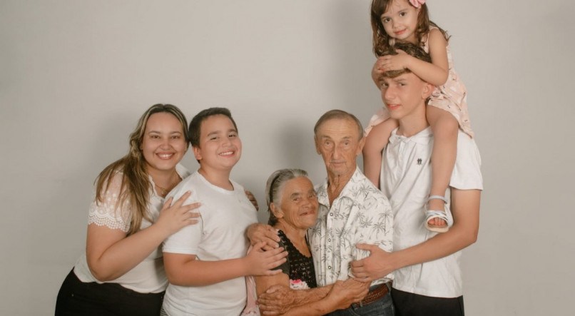 Izabel (ao centro), ao lado do marido, da filha e dos netos  