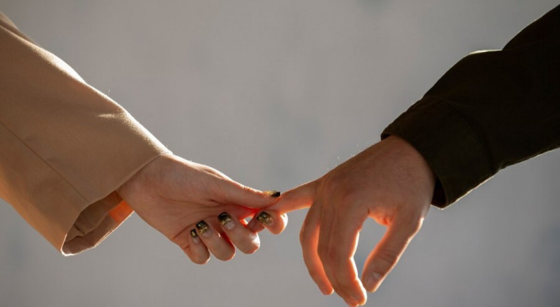 Casal com amor amante dedos entrelaçados