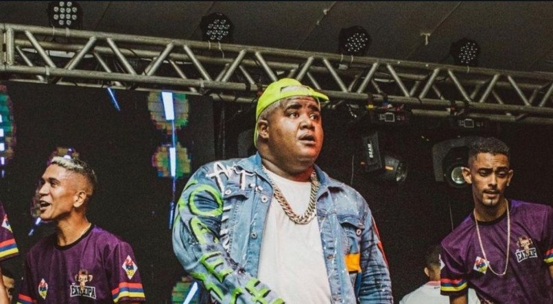 MC Elloco durante apresentação