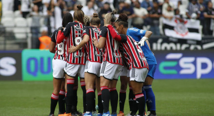 Time feminino do São Paulo em ação pelo Campeonato Paulista