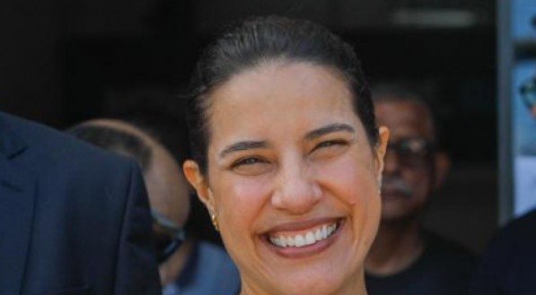 Raquel Lyra ao receber a nova Carteira de Identidade