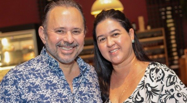 Álvaro Dantas, com novo visual e Karla, no Spettus Premium