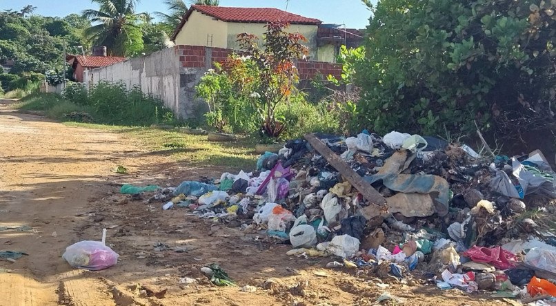 Lixo acumulado vira foco da dengue em Itamaracá
