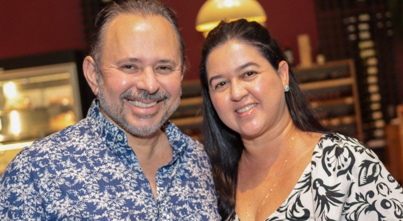 Álvaro Dantas, com novo visual e Karla, no Spettus Premium