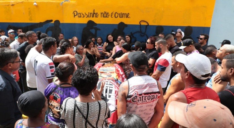 Velório do MC Elloco na sede do coletivo Tropa, no Arruda, Zona Norte do Recife