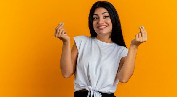 Mulher sorrindo avarenta dinheiro sovina sem 