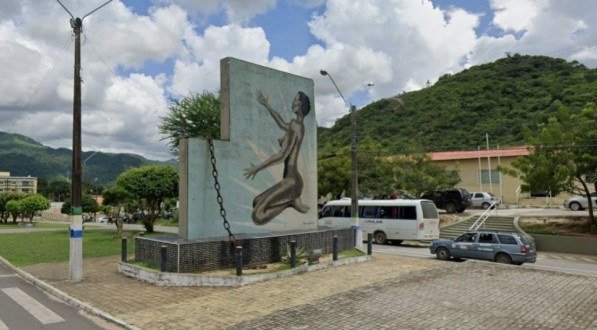 Redenção, no estado do Ceará, foi pioneira no Brasil ao abolir a escravidão, sendo a primeira cidade a fazê-lo. Em homenagem a esse importante acontecimento histórico, a cidade possui um monumento que faz alusão a essa conquista.