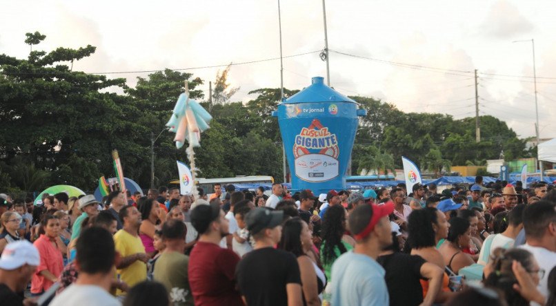 Público foi ao Parque da Cidade, em Prazeres, ver de perto a cuscuzeira gigante