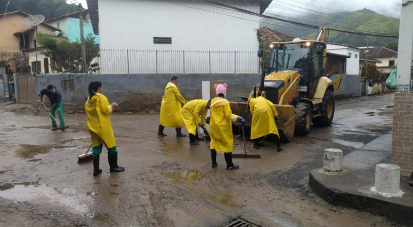 Em resposta às chuvas, a prefeitura, por meio da Companhia de Municipal de Desenvolvimento de Petrópolis, mobilizou mais de 400 funcionários com o objetivo de retomar a normalidade nas áreas afetadas