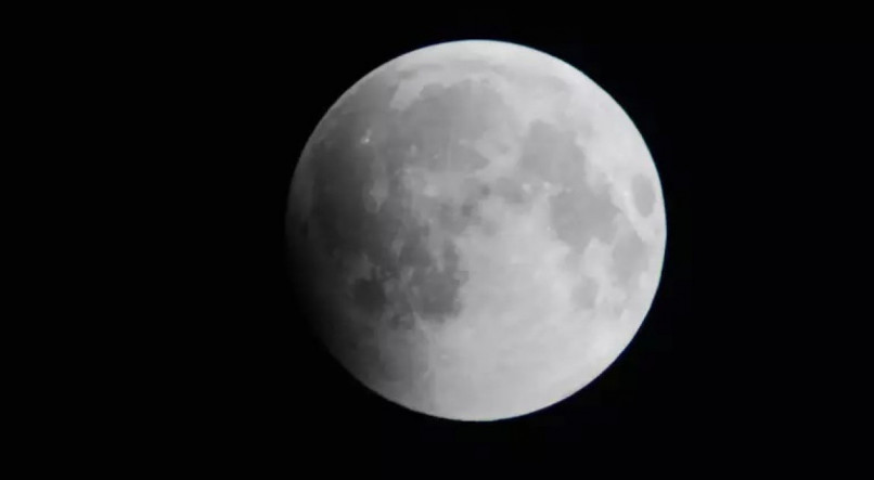 Eclipse lunar penumbral deixa a Lua cheia menos brilhante