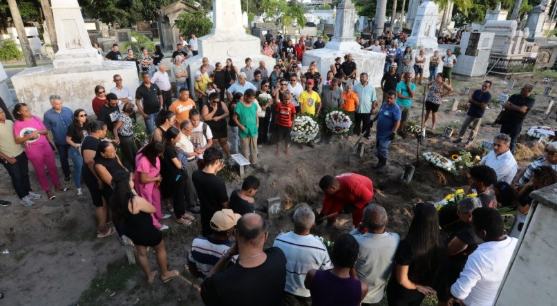 Sepultamento aconteceu no Cemitério de Santo Amaro, na área central do Recife