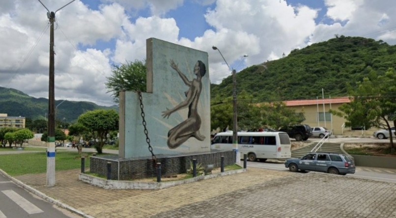 Redenção, no estado do Ceará, foi pioneira no Brasil ao abolir a escravidão, sendo a primeira cidade a fazê-lo. Em homenagem a esse importante acontecimento histórico, a cidade possui um monumento que faz alusão a essa conquista.