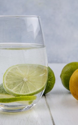 10 motivos para tomar água com limão ao acordar