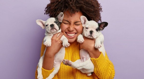 Mulher com cachorros cães na mão fofo