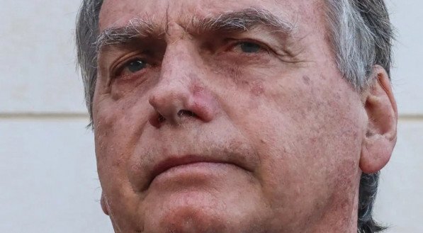 Bolsonaro em foco, ex-presidente olha para o horizonte