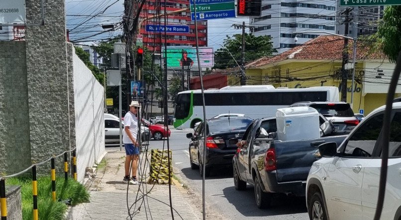 Fiação exposta na calçada coloca pedestres em risco