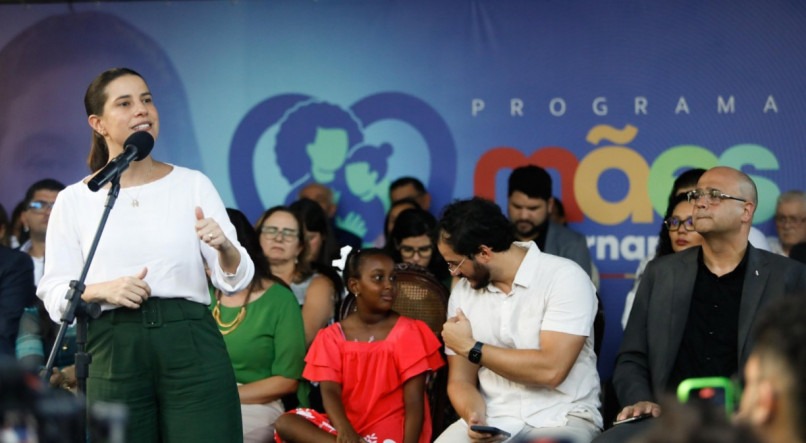 Governadora Raquel Lyra.no  lan&ccedil;amento do programa M&atilde;es de Pernambuco, que vai dar aux&iacute;lio mensal de R$ 300 a 100 mil mulheres em situa&ccedil;&atilde;o de vulnerabilidade social