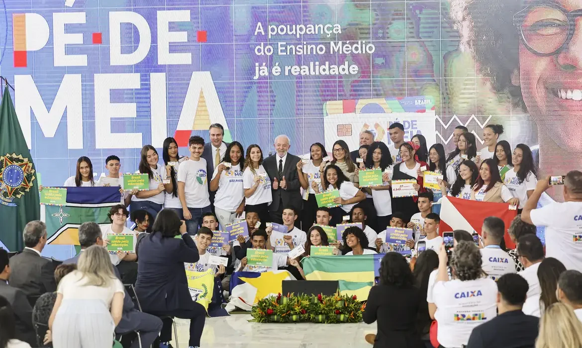 Para Lula, os filhos "das pessoas mais humildes, do trabalhador, das pessoas que ganham menos nesse país, têm que ter o direito de ser doutor, de se formar naquilo que ele quiser"