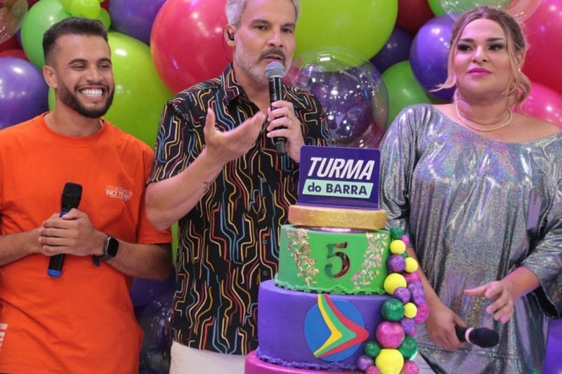 Apresentador Flávio Barra comanda a Turma do Barra nas tardes da TV Jornal
