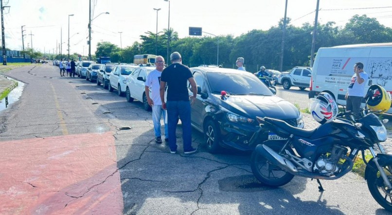 Paralisação do Uber reúne carros na Avenida Agamenon Magalhães