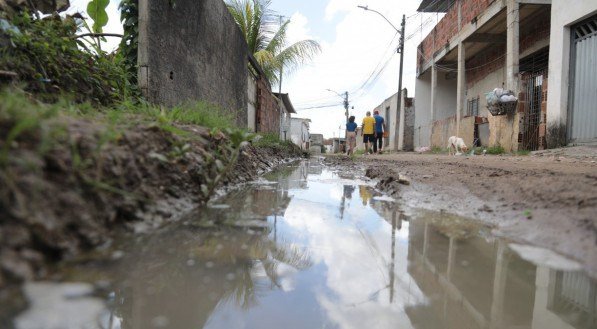 `Moradores de Nova Morada, no Recife, denunciam falta de infraestrutura e acesso a serviços públicos´- Pobreza - Desigualdade Social - Moradia - Comunidade - Lama - Energia Elétrica - Lâmpada - Criança - Animal - Guga Matos -Moradia - 