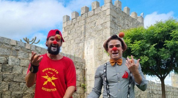 Gilberto Trindade e Tiago Gondim, atores da Paixão de Cristo de Nova Jerusalém, caracterizados como palhaços