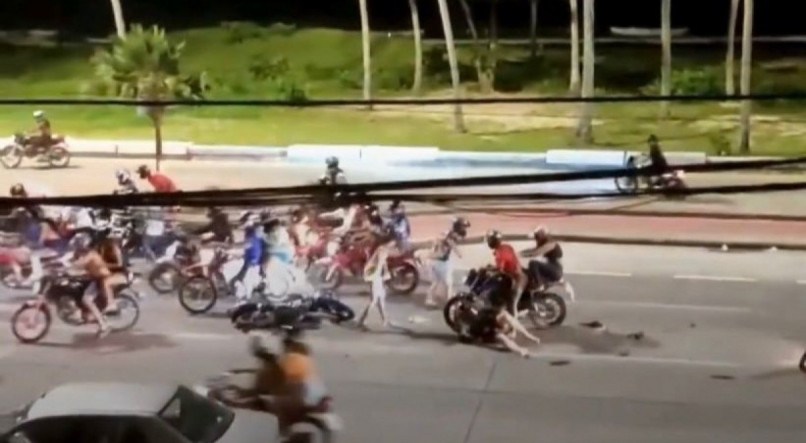 Motoqueiros promovem racha na Avenida Boa Viagem