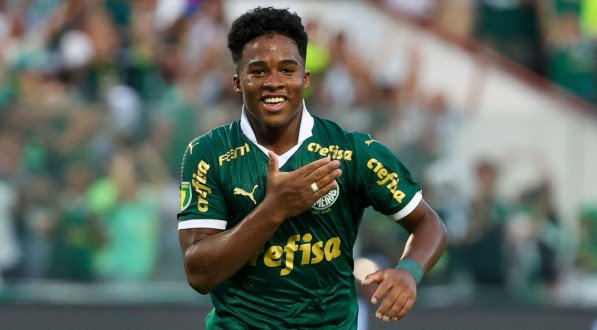 Atacante Endrick em a&ccedil;&atilde;o com a camisa do Palmeiras