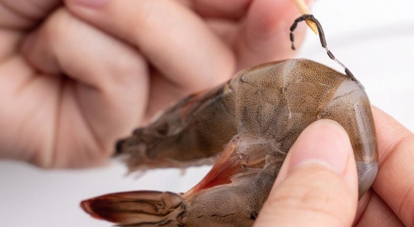 Confira como limpar camarão cinza de maneira rápida e prática.