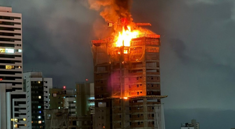 Inc&ecirc;ndio em pr&eacute;dio na Torre, Zona Oeste do Recife 
