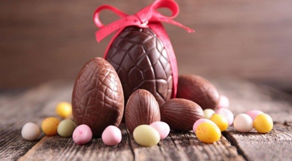 O brasileiro está aumentando o consumo de chocolate embora o maior consumo do ano se dê na Páscoa.