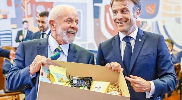 O deslize foi durante a visita recente do líder francês ao Brasil
