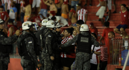 Torcida do Náutico entra em conflito com policiais militares em jogo contra o Sport, pela Final do Campeonato Pernambucano