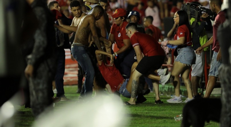 Torcida do Náutico entra em conflito com policiais militares em jogo contra o Sport, pela Final do Campeonato Pernambucano
