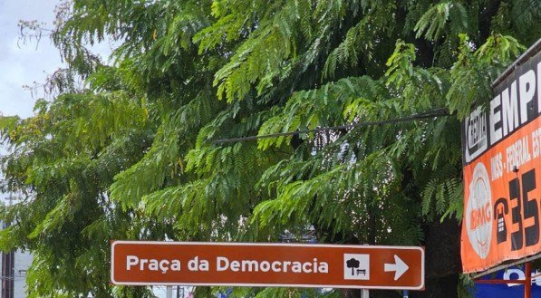 Placa indicando caminho para a Praça da Democracia, em Abreu e Lima (PE)