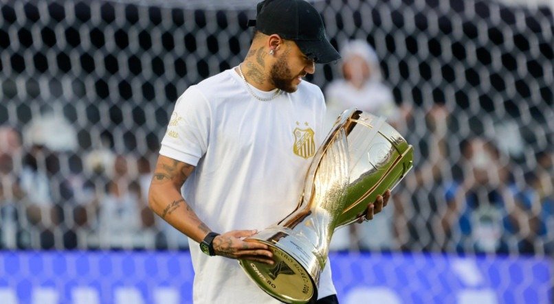 Neymar entrou em campo com a taça do Campeonato Paulista