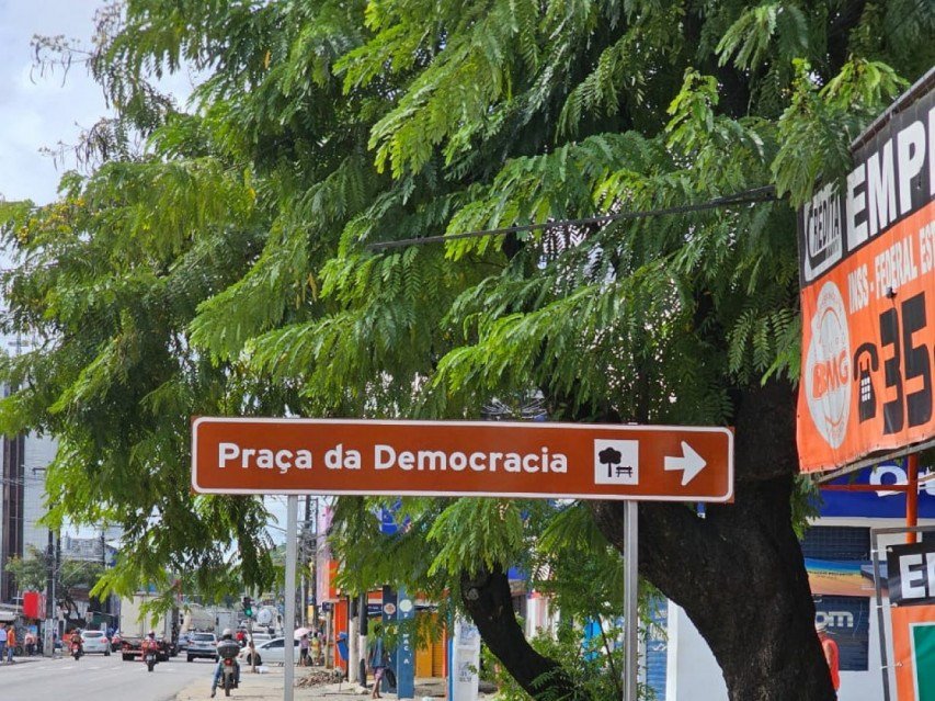 Placa indicando caminho para a Praça da Democracia, em Abreu e Lima (PE)