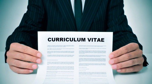 Um CV estratégico evidencia as competências transferíveis que você possui e que são fundamentais para o próximo cargo